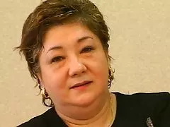 ჯგუფი ბინძური ბიჭები და გოგონები შეიკრიბნენ ვახშამი და ველური ჯგუფი უდაბნოში