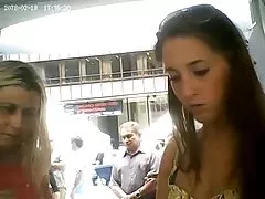 ჩინებული გარუჯული ქალი სილამაზის სარგებლობს Sizzling hot დღის მეორე ნახევარში ველური,