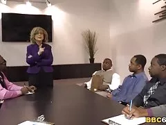 ბიჭი ხვდება ცხელი მოწიფული ქალბატონი, რომელიც არის სურვილი აქვს, მას შესაბამისი თანხა.